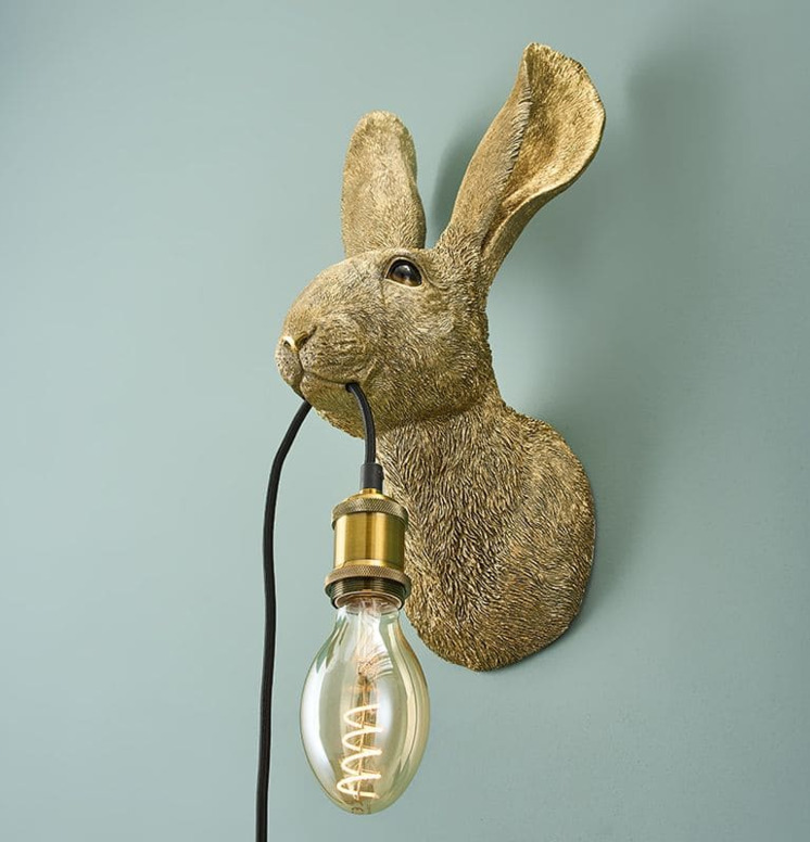 Vägglampa Kanin Hasi Guld från Werner Voss på ljusblå vägg