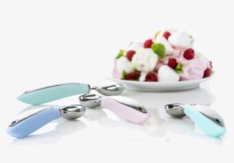 Bild av stilrena glasskopor i pastellfärger och glass