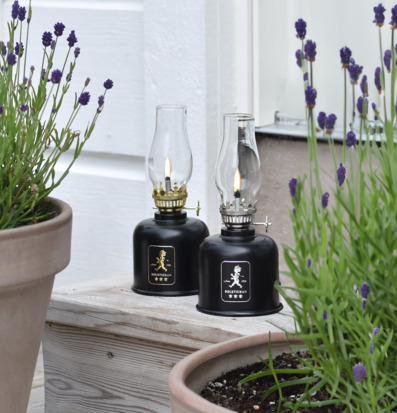 Bild av klassiska fotogenlampor i harmonisk miljö