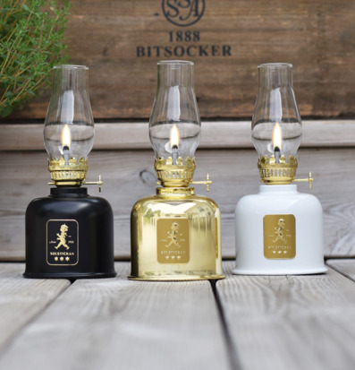 Bild av tre eleganta fotogenlampor i olika färger