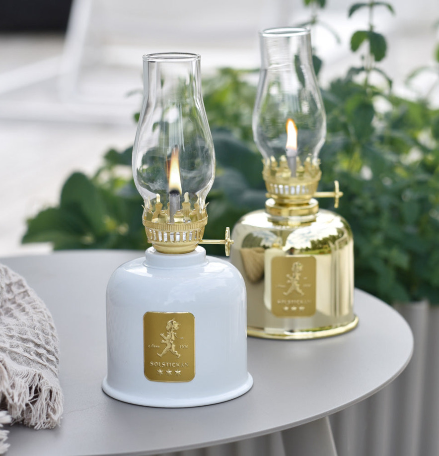 Fotogenlampa Vit/Guld från Solstickan på modernt sidobord