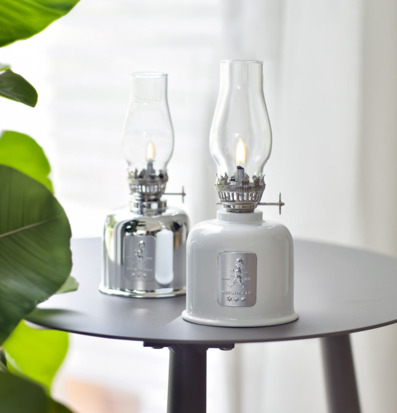 Bild av eleganta fotogenlampor på stilrent sidobord