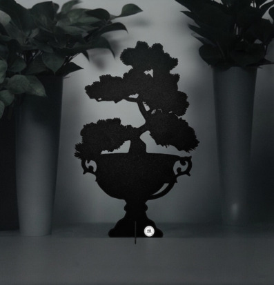 Bild av elegant svart metallbonsaiträd i kruka
