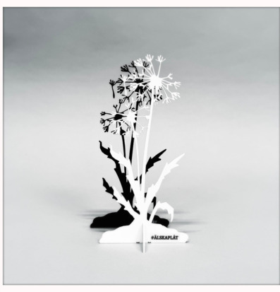 Bild av unik vit plåtskulptur med maskrosmotiv