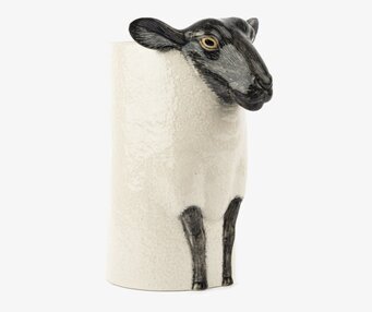 Bild av detaljerat fårmotiv på keramiskt redskapskrus
