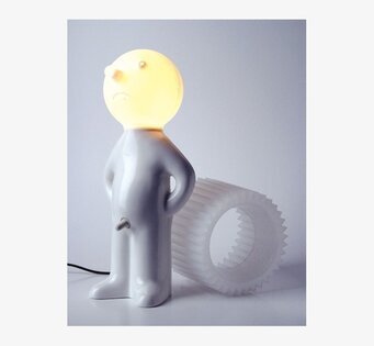 Bild av unik bordslampa med humoristisk design