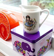 Bild av färgglad fönsterbräde med dekorativa föremål