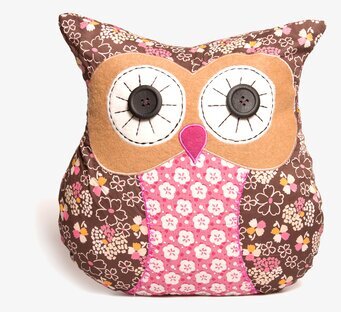 Foto av kudde formad som uggla med blommigt mönster