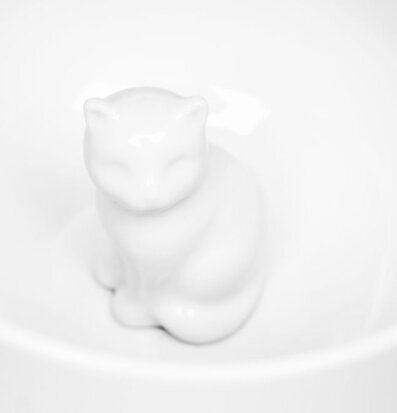 Bild av stilren mugg med lekfull kattdesign i porslin