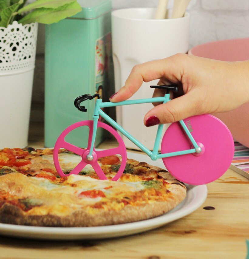 Bild av färgglad pizzaslicer cykel och nylagad pizza