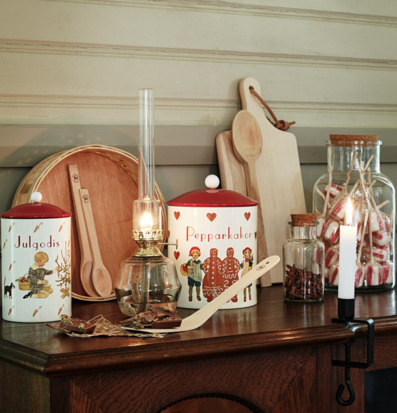 Foto av rustik julstämning med plåtburkar och kryddor