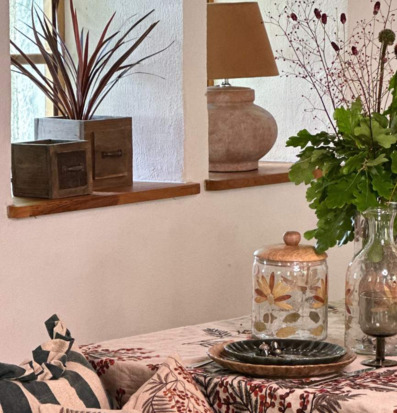 Bild av harmoniskt vardagsrum med naturliga toner