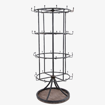 Bild av en elegant och rustik muggställning i metall