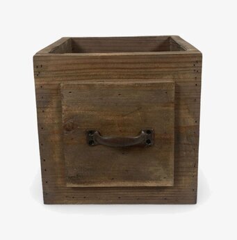 Bild av rustik trälåda med metallhandtag och förvaring