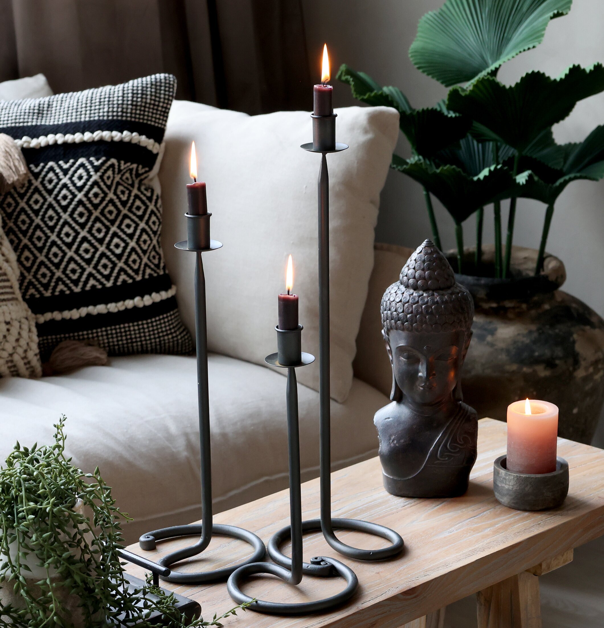 Bild av harmonisk inredning med ljusstake och växt