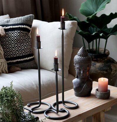 Bild av harmonisk inredning med ljusstake och växt