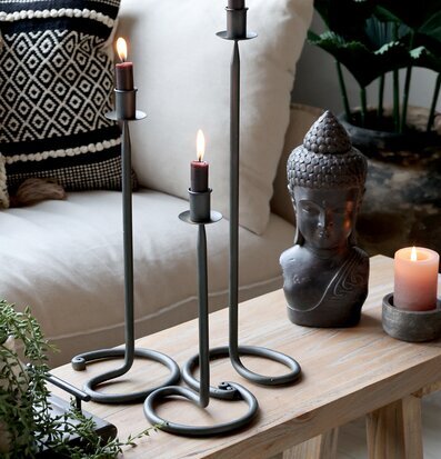 Bild av elegant inredning med ljusstake och växter