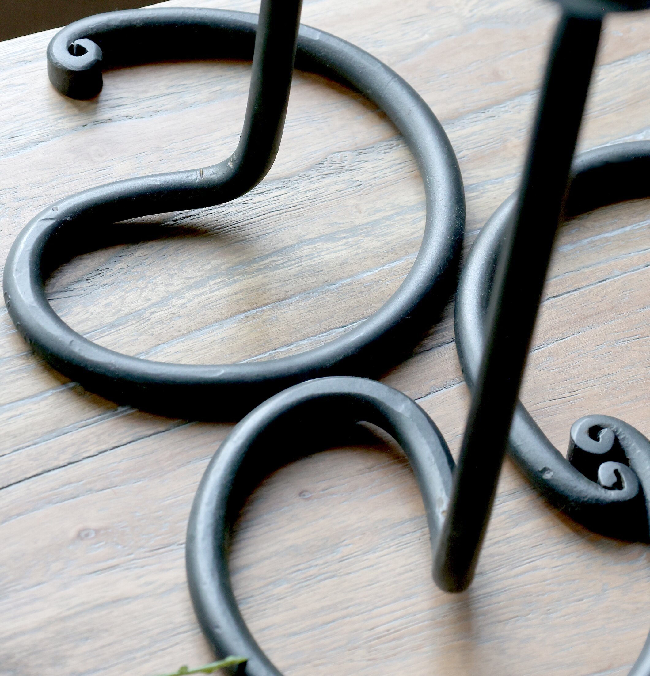 Ljusstake Antiksvart 40cm från Chic Antique på träbord