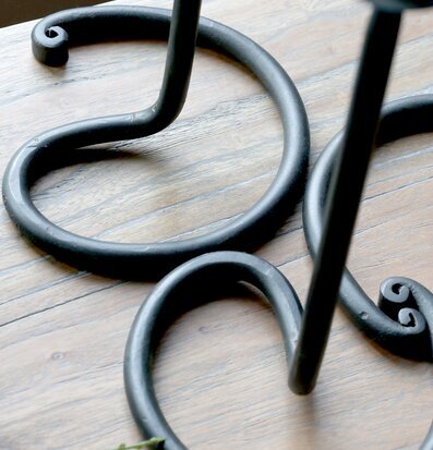 Bild av elegant ljusstake i smide med unik design