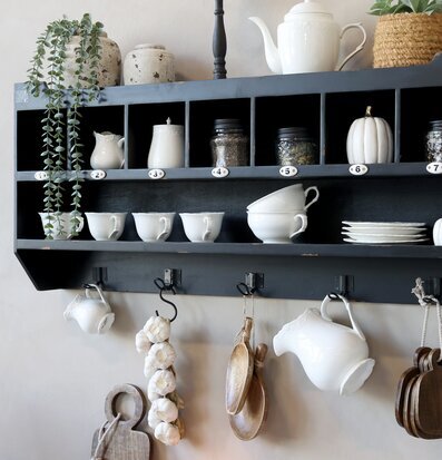 Bild av elegant och funktionell antiksvart vägghylla