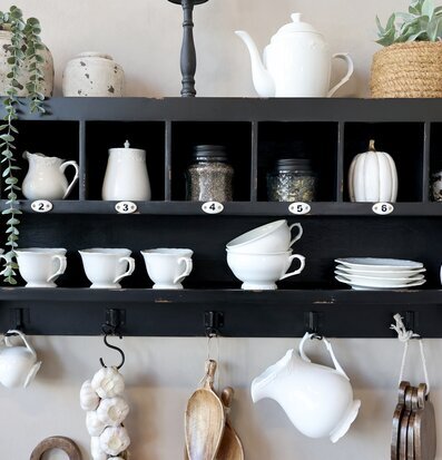 Bild av elegant svart vägghylla med köksförvaring