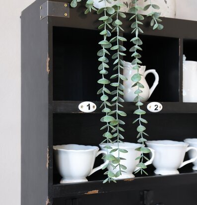 Bild av en charmig och funktionell antiksvart hylla