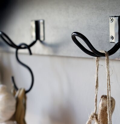 Bild av stilren och funktionell vägghylla med hängare