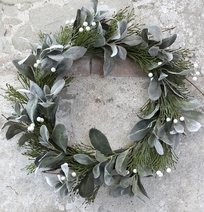 Foto av naturinspirerad krans med grankvistar och bär