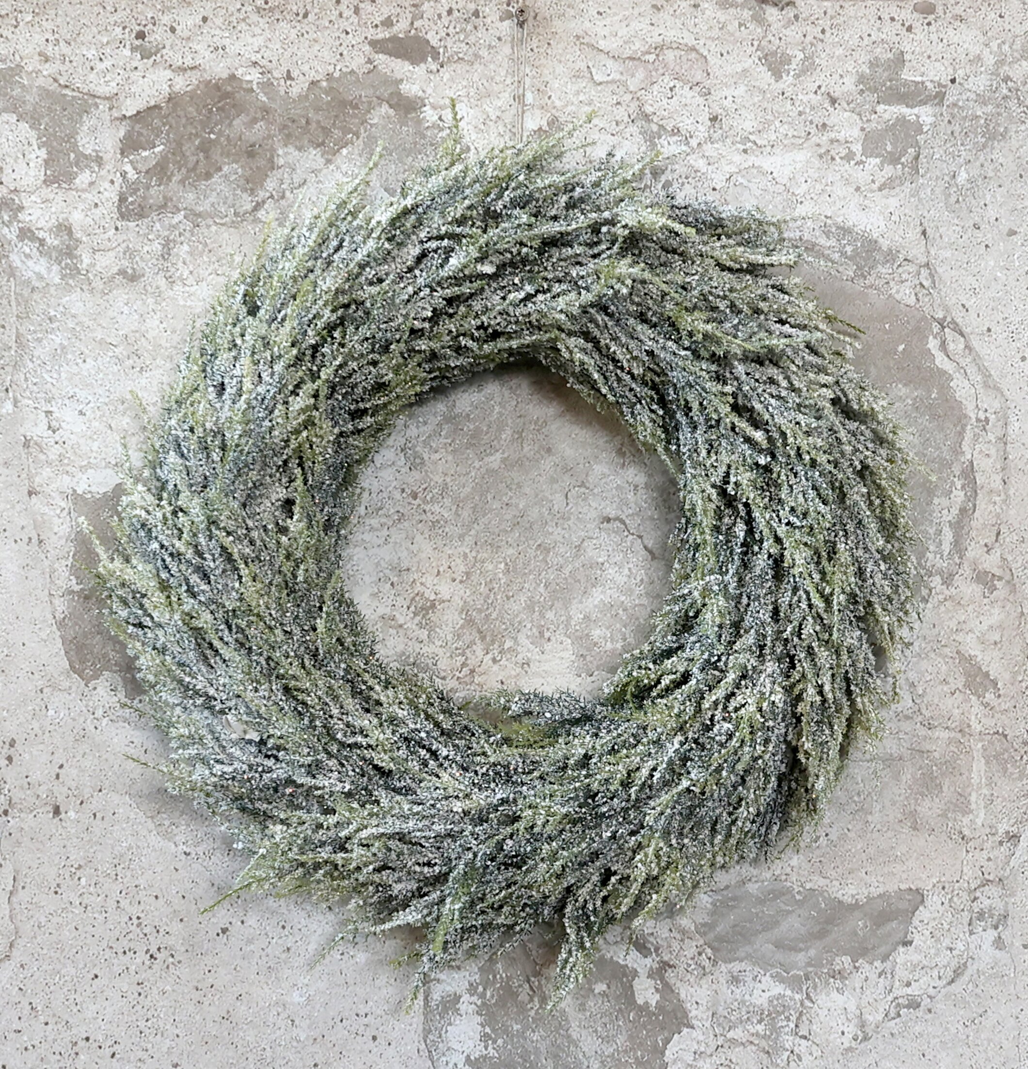 Fleur Krans Snö & Glitter från Chic Antique på betongvägg