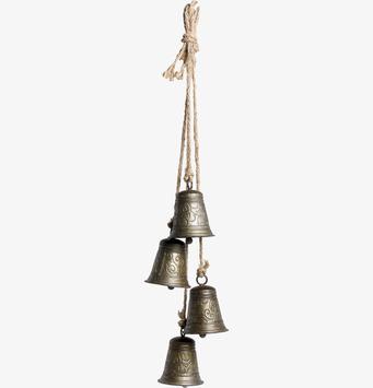 Bild av dekorativa klockor på jutesnöre i mässing