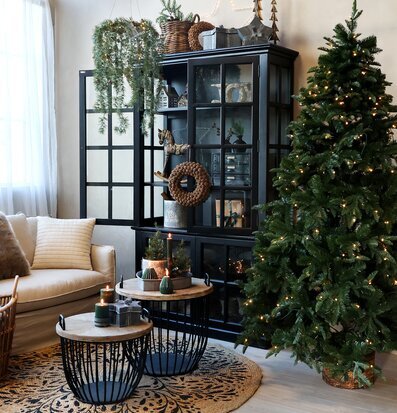 Bild av elegant inrett vardagsrum med julstämning