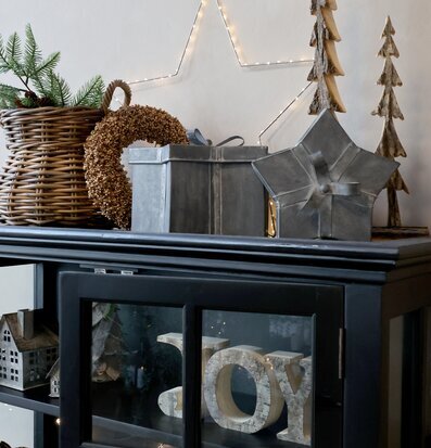 Bild av stilfull exponeringsyta med naturnära dekoration