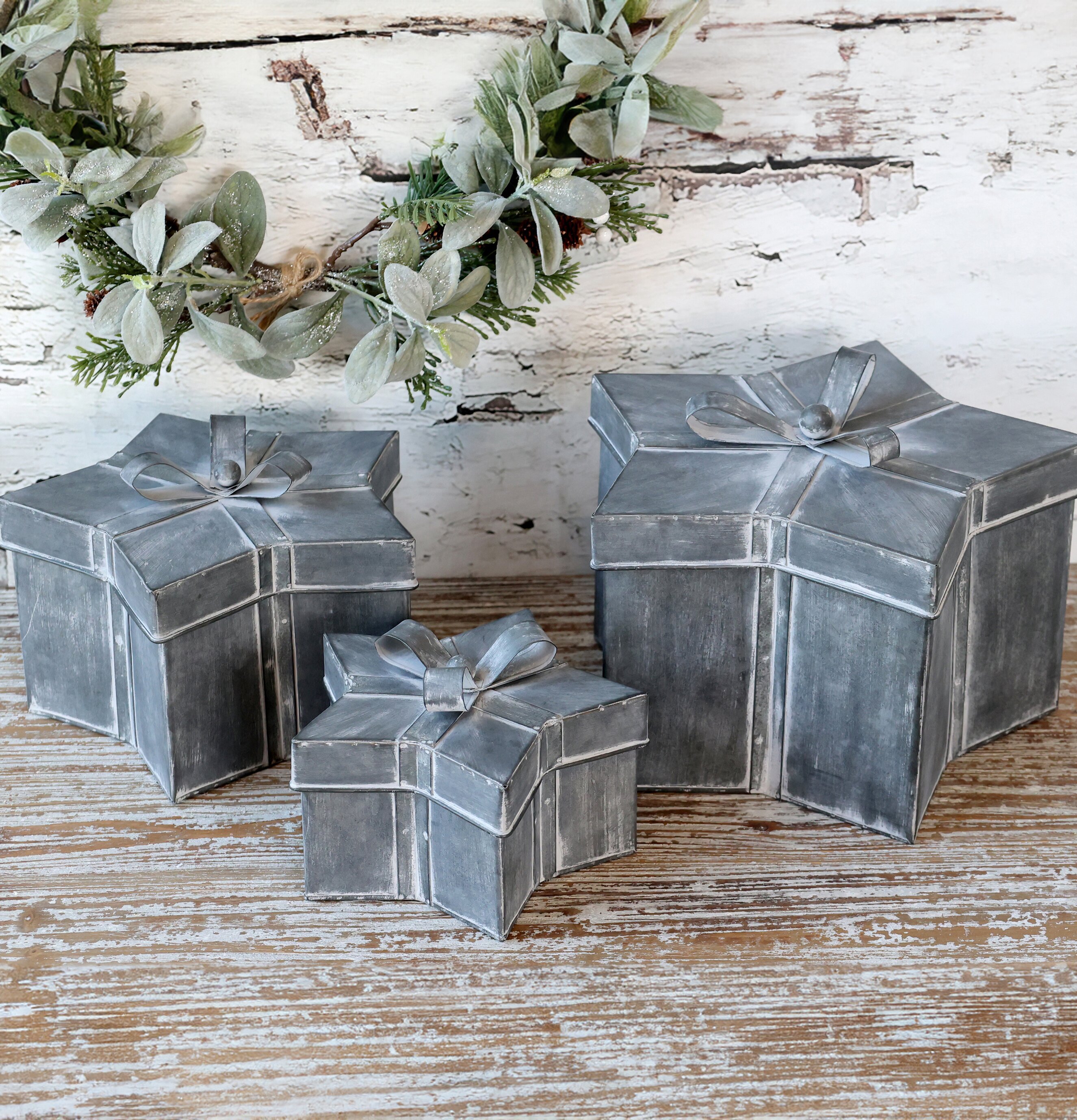 Ask Stjärna Med Rosett Set/3 från Chic Antique på träbord