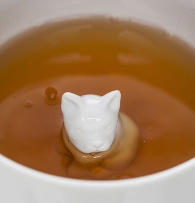 Bild av keramikkopp med kreativ design och dold figur