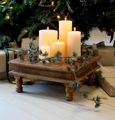 Bild av julstilleben med ljus och naturlig dekoration