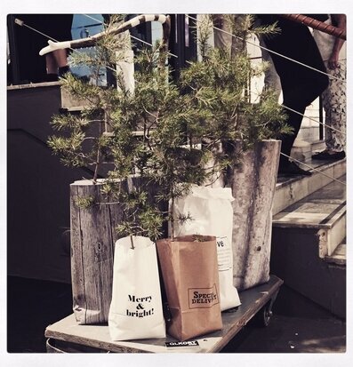 Bild av presentpåsar och gran på elegant plattform