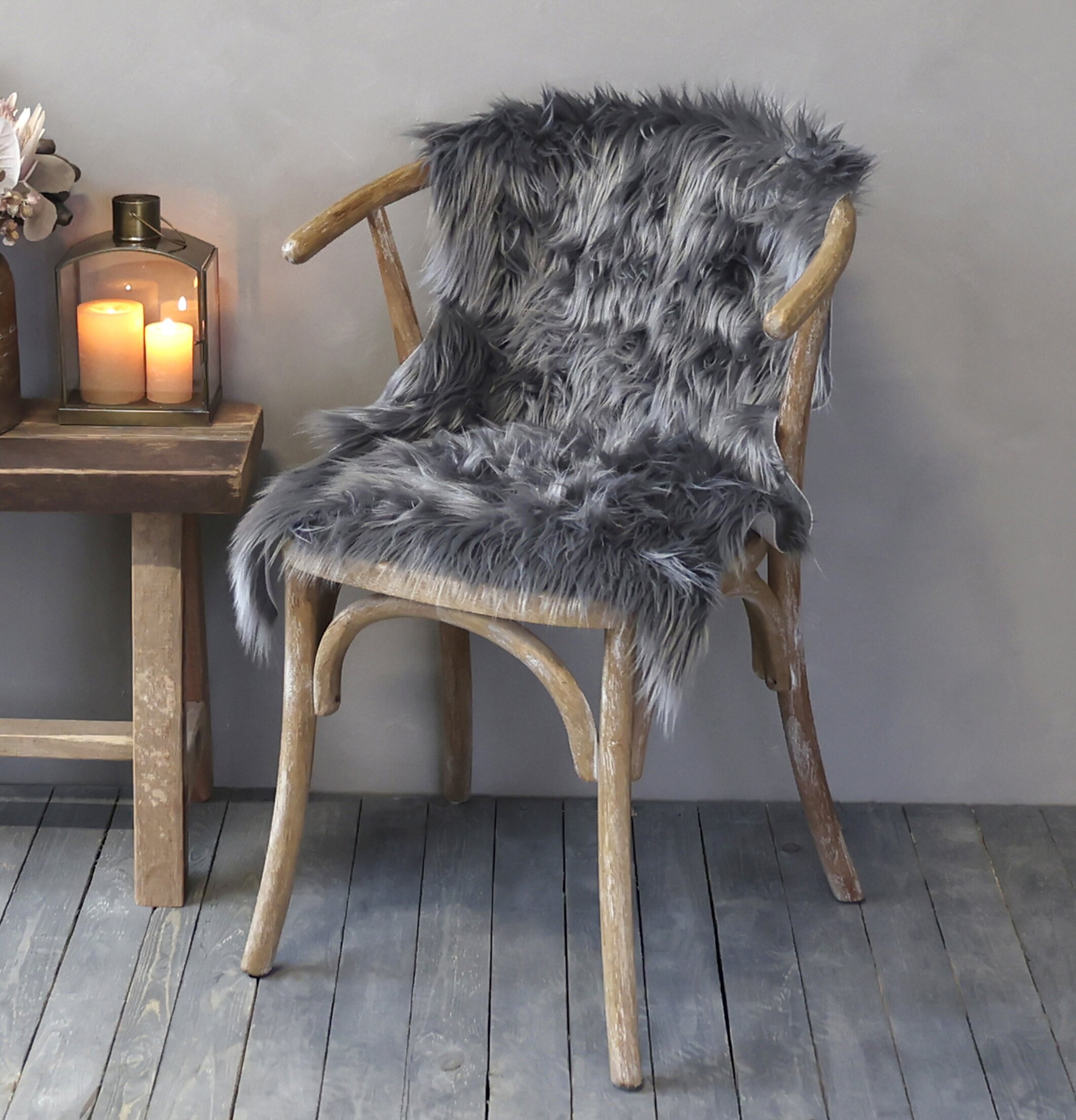 Konstfäll Mörkgrå från Chic Antique på antik trästol