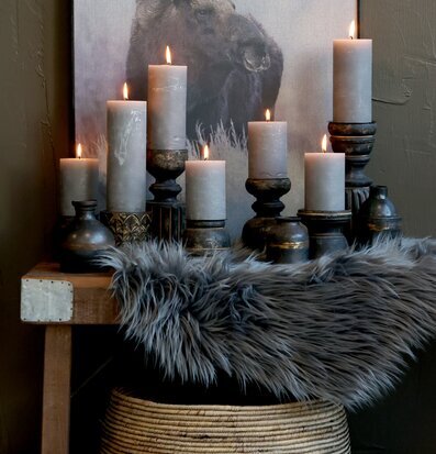 Bild av harmonisk inredning med ljus och konstfäll