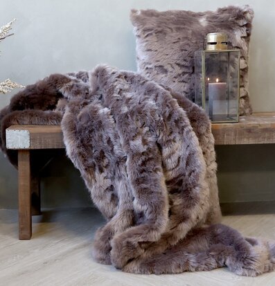 Bild av harmonisk interiör med mysig pläd och lykta