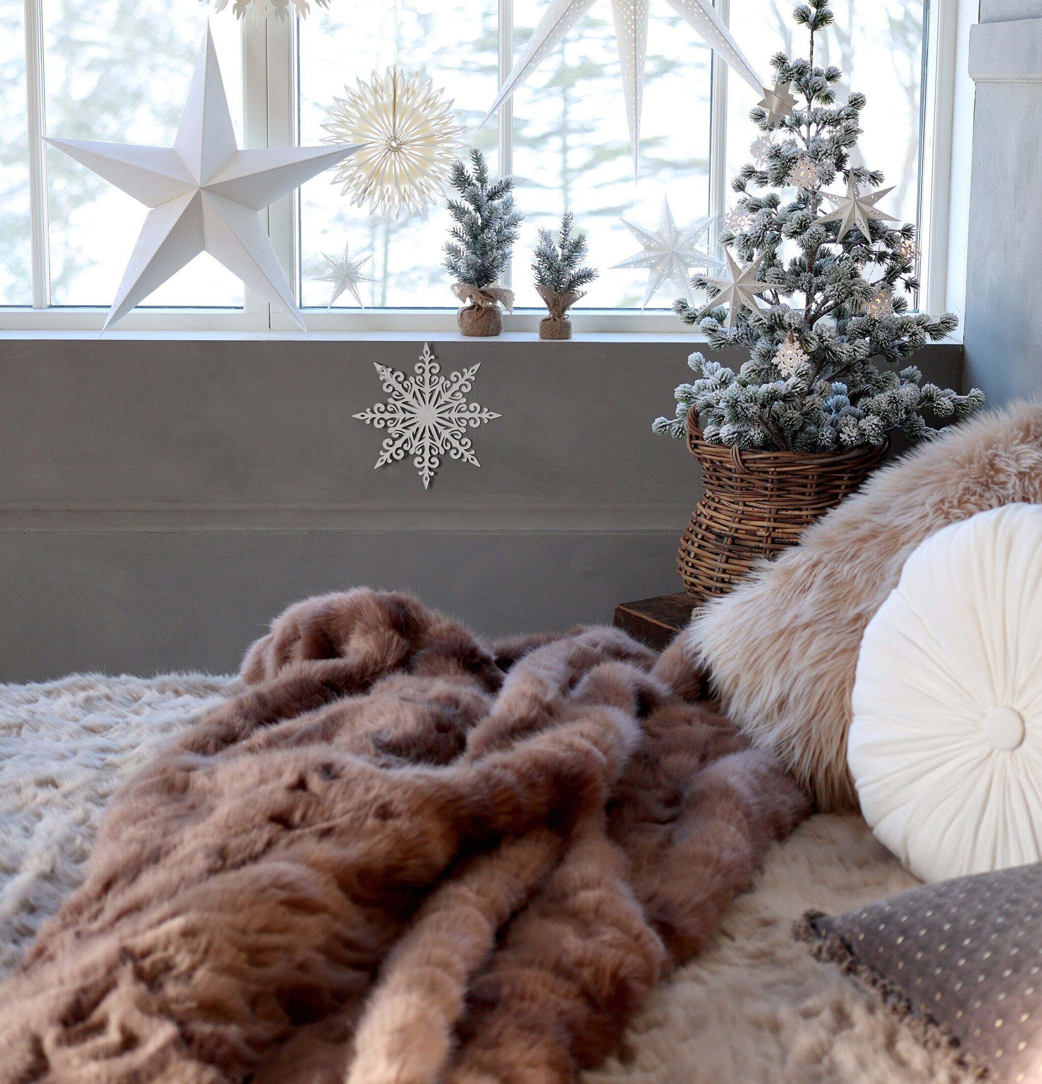 Konstpläd Antique Chocolate från Chic Antique på säng