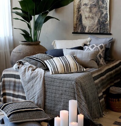 Bild av harmonisk och stilfull inredning med textilier