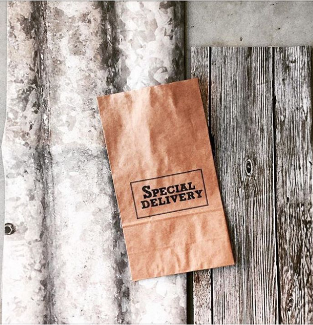 Presentpåse WOOD Qlkort från QLKort med texten Special Delivery