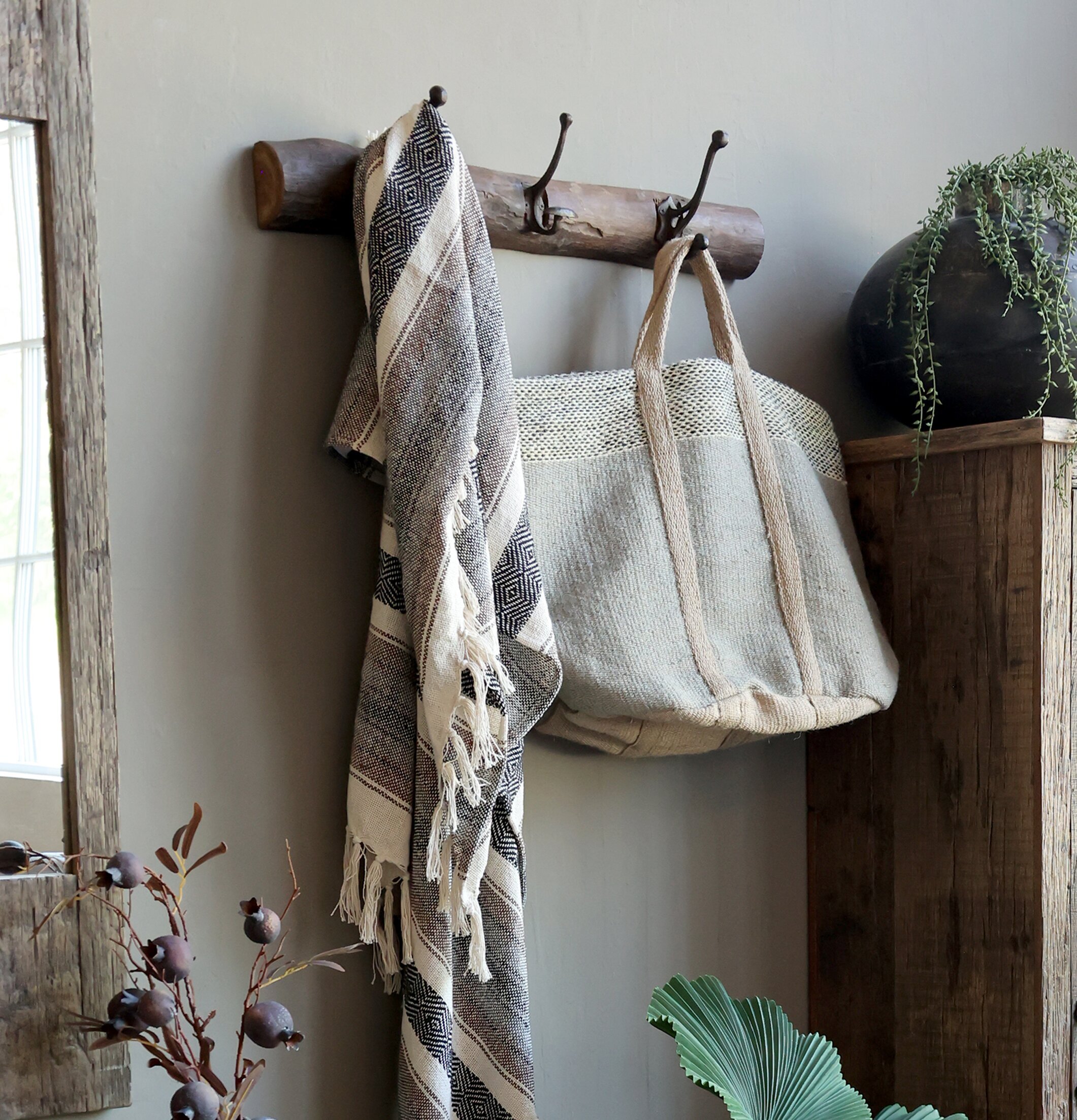 Klädhängare Grimaud från Chic Antique med filt och väska