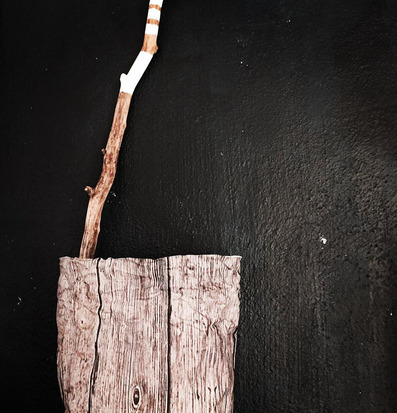 Bild av presentpåse med trädesign och naturlig stil