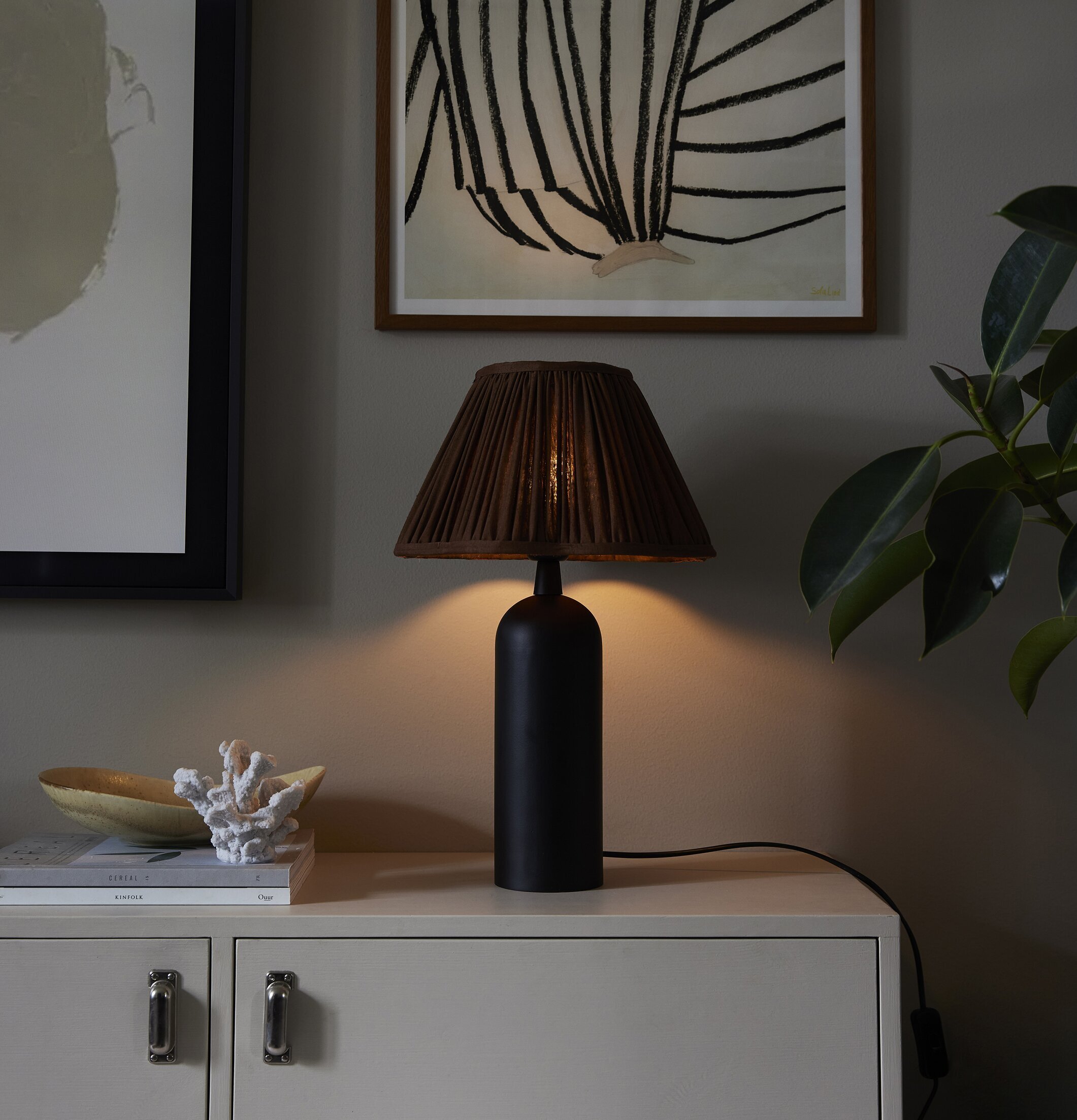 Sonja Lampskärm Cognac 30cm från PR Home på svart fot