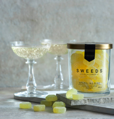 Bild av eleganta sötsaker i glasburk med marmordetaljer