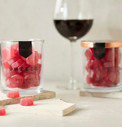 Bild av elegant uppsättning med röda gelégodisar