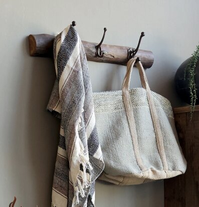 Foto av rustik klädhängare med naturliga detaljer