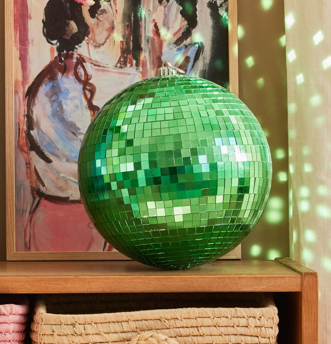 Discokula Grön Large från Rice på hylla med korg och tavla