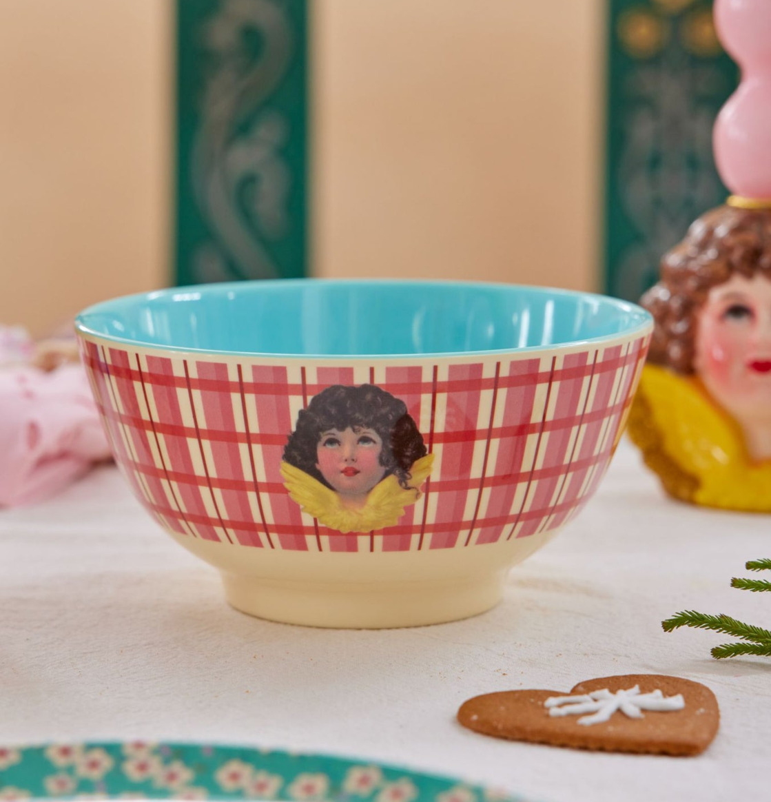 Skål Angel Print från Rice på ett ljust bord med pepparkaka
